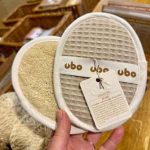 Myjka z gąbki roślinnej LUFFA z uchwytem - kolor CAFFE LATTE Ubo